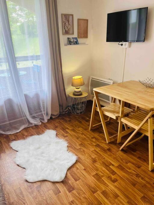 Studio Confortable Et Chaleureux, Vue Magnifique แซงต์-เลแฌร์-เลส์-เมแลซ ภายนอก รูปภาพ